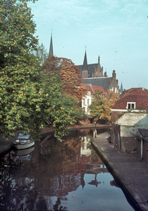 830670 Gezicht op de Oudegracht te Utrecht, uit het zuiden, met rechts de Twijnstraat aan de Werf.